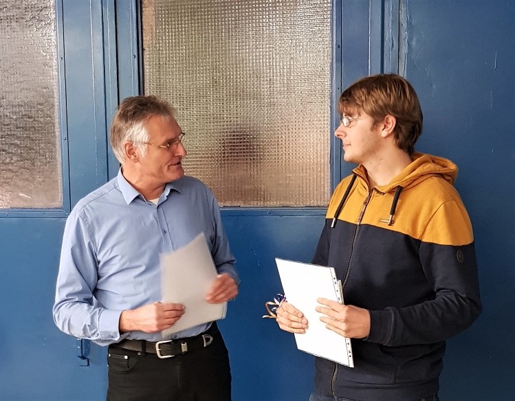 Werkstattleiter und Prüfer im Gespräch