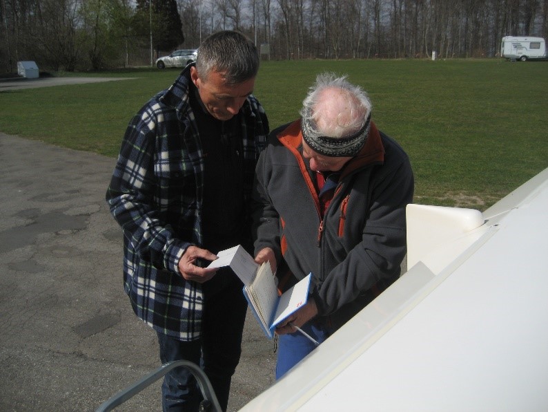 Werkstattleiter und Prüfer im Gespräch