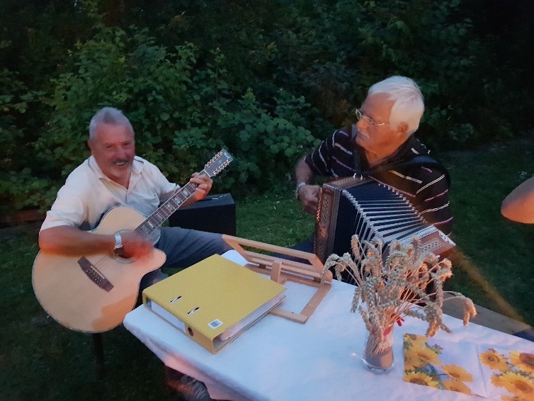 Werkstattleiter und Prüfer im Gespräch